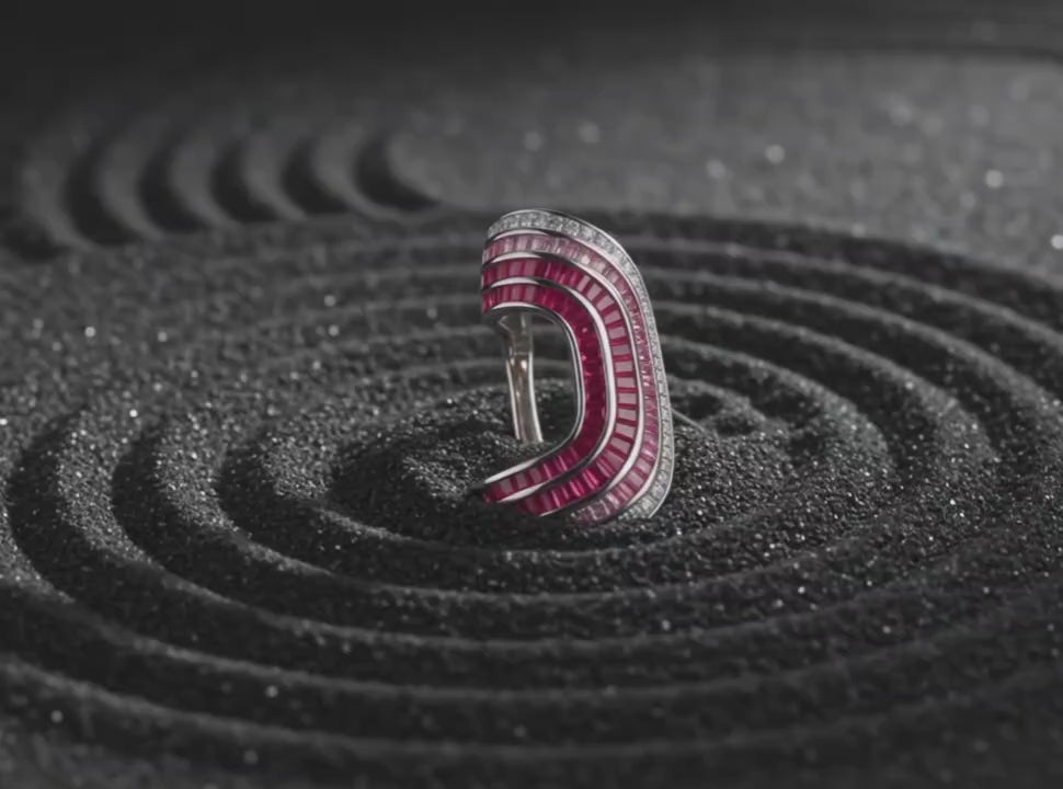 Sculptural silver earcuff  stepped ombre design in motion